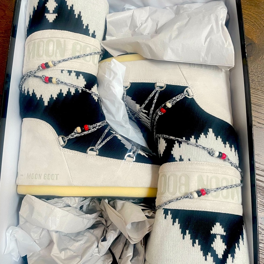 Alanui Moon Boots NWT in box